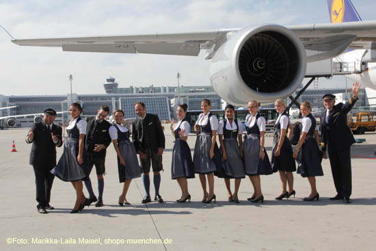 Lufthansa Trachten Crew eingekleidet von Angermaier (©Foto. Marikka-Laila Maisel